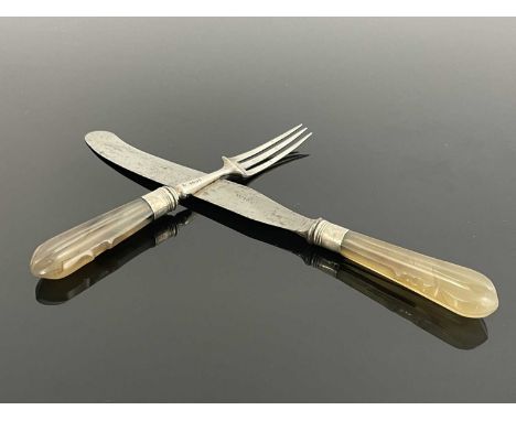 A George IV knife and fork, each with carved agate handle, the three prong fork with silver mounts, maker's mark misstruck, '