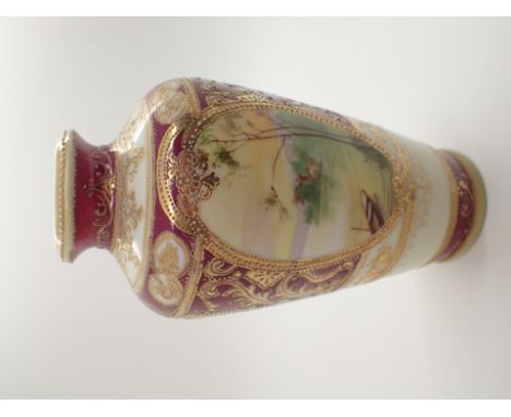 Noritake hand painted gilded vase on a red and white body H: 18 cm 