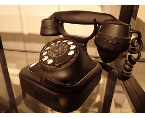 Vintage bakelite telephone CONDITION REPORT: The only number on the item is: VStatist1489Appears in good condition with no ap