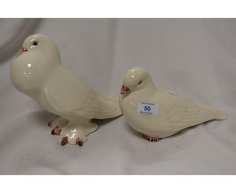 A pair of Portuguese casa pupo ceramic doves.