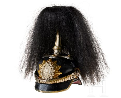 Mecklenburg - Helm für Offiziere im DR 18, mit Paradebusch Schwarz lackierte Lederglocke, der Vorderschirm grün, der Hintersc