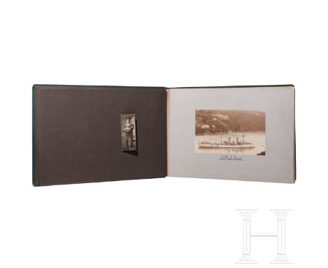 Großes Fotoalbum eines Angehörigen der Kaiserlichen Marine in China etc., um 1900  Insgesamt ca. 200 Schwarzweißfotos (einige