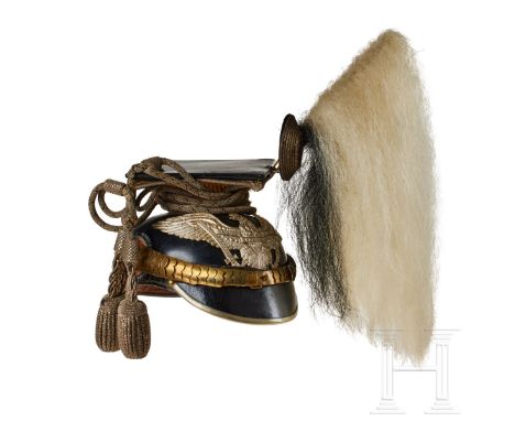 Preußen - Tschapka für einen Offizier im 7. Ulanen-Regiment Schwarz lackierter Lederkorpus, der Vorderschirm lose. Komplett m