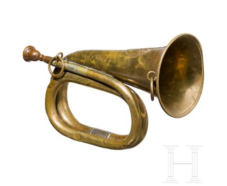 Signalhorn für die sächsische Infanterie im Ersten Weltkrieg, datiert 1915  Messingblech (Dellen), außen am Trichter ein aufg