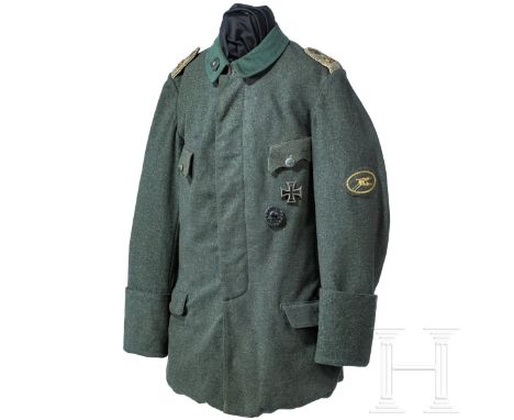 Feldbluse für einen Leutnant im bayerischen IR 19  Kammerstück aus feldgrauem Wollstoff mit verdeckter Knopfleiste, resedagrü