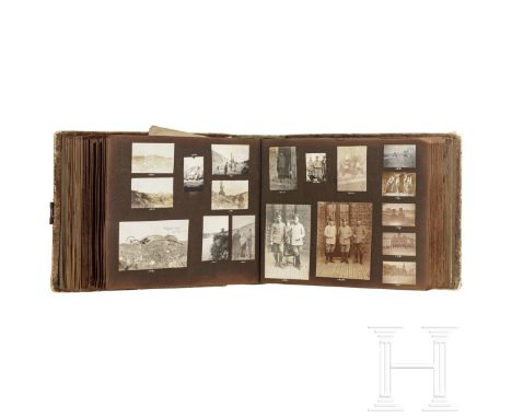 Großes Fotoalbum eines deutschen Kriegsteilnehmers von der Westfront  Insgesamt über 900 eingeklebte, nummerierte Schwarzweiß