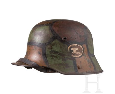 Stahlhelm M 16 mit Tarnanstrich und MG-Abzeichen  Feldgrau lackierte Stahlglocke mit gebördeltem Rand und zwei Entlüftungsbol