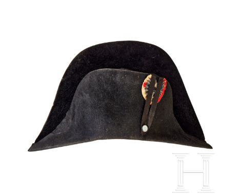 Zweispitz des 19. Jhdts., wie auch von Napoleon getragen  Schwarzer Biberfilz, die vordere und hintere Hälfte jeweils halbkre