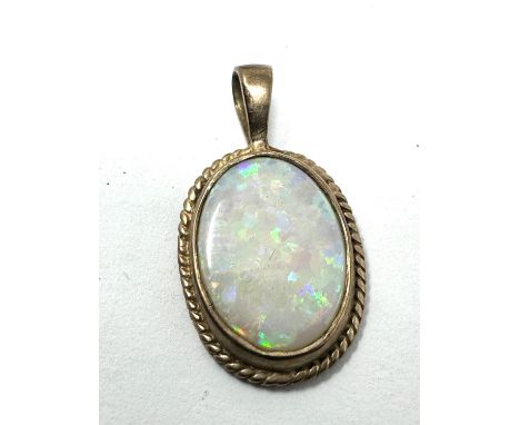 9ct gold opal pendant weight 1.7g measures approx 2.3cm drop 1.2cm wide