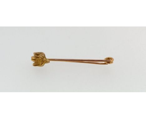 A 9 carat gold fox head stick pin brooch, 3.7g, 4.7cm 