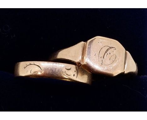 A 9 carat gold small signet ring, size O/P and a gold wedding band, 4.2g 