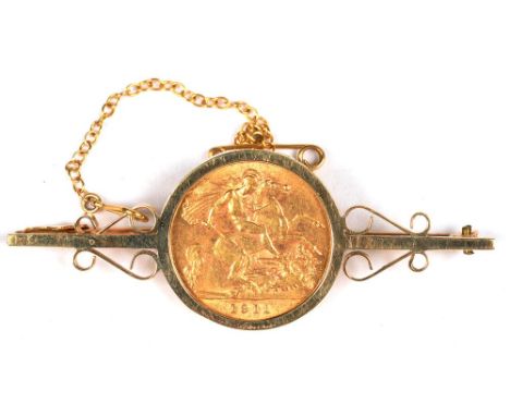 GOLD COIN. HALF SOVEREIGN, 1911, IN GOLD BROOCH MOUNT, 7G++LIGHT WEAR CONSISTENT WITH AGE