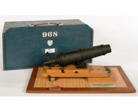 A ? SCALE CAST IRON MODEL OF A 68LB CARRONADE OF C1800, ON OAK BED AND WOOD BASE, 41CM L, IN PAINTED WOOD TRAVELLING CASE