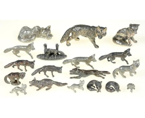 A COLLECTION OF EIGHTEEN FOX FIGURES IN SILVER AND PEWTER, 2CM TO 6CM APPROX, 350G++LIGHT WEAR CONSISTENT WITH AGE