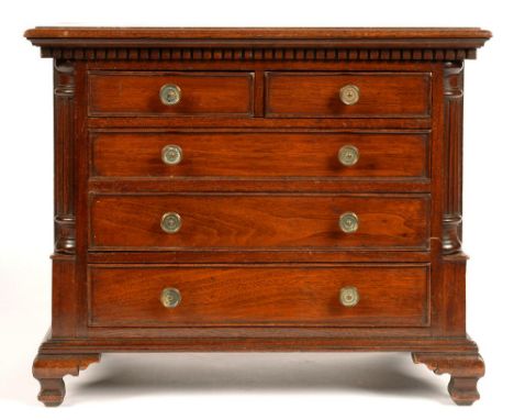MINIATURE FURNITURE. AN EDWARDIAN 'CHIPPENDALE' CHEST OF DRAWERS, THE MOULDED TOP WITH DENTIL CORNICE ABOVE TWO SHORT AND THR