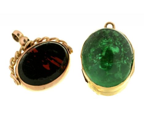 A CORNELIAN AND BLOODSTONE FOB SWIVEL IN 9CT GOLD, BIRMINGHAM, 1925 AND A BANDED AGATE AND DENDRITIC QUARTZ LOCKET, IN GOLD +