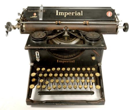 A VINTAGE TYPEWRITER BY THE IMPERIAL TYPEWRITER CO LIMITED LEICESTER ENGLAND, NUMBER I/6982