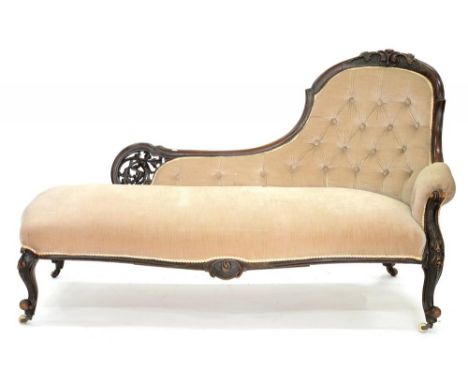 A VICTORIAN CARVED WALNUT CHAISE LONGUE WITH BUTTON FABRIC, ON POTTERY CASTORS, 168CM W