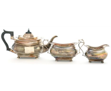 A GEORGE V THREE PIECE SILVER TEA SERVICE, SHEFFIELD 1929, 42OZS++TARNISHED