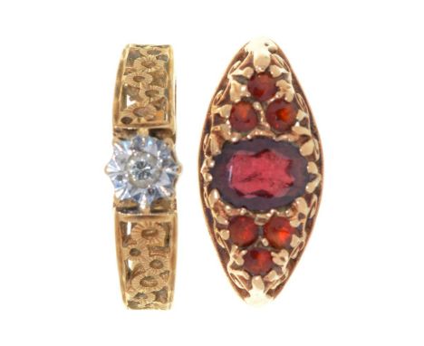 A DIAMOND RING, IN 9CT GOLD, SIZE M, AND A GARNET RING IN 9CT GOLD, SIZE O, 5G++IN GOOD CONDITION, WITH LIGHT WEAR CONSISTENT