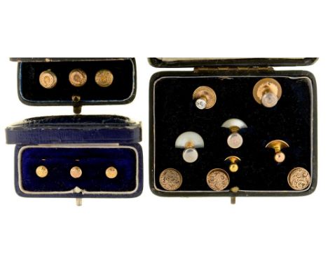 A SET OF THREE ENGRAVED DRESS STUDS IN 9CT GOLD, 1.5G, BIRMINGHAM 1897,  CASED, A SET OF THREE VICTORIAN HORSESHOE DRESS STUD