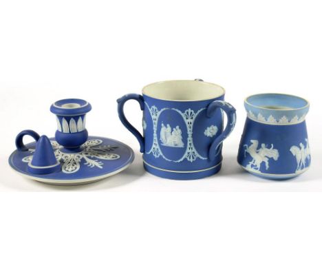 A WEDGWOOD DARK BLUE JASPER DIP THREE HANDLED MUG, 10CM H, A WEDGWOOD LIGHT AND DARK BLUE JASPER DIP VASE AND A SIMILAR DARK 