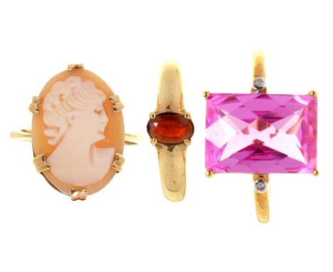 A CHEQUERBOARD CUT PINK SAPPHIRE AND DIAMOND RING IN 9CT GOLD, SIZE V, A GARNET RING IN 9CT GOLD, SIZE K AND A SHELL CAMEO RI