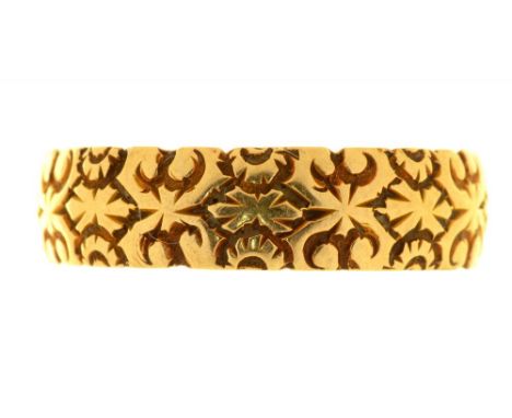 AN EMBOSSED 18CT GOLD WEDDING RING, 4G, SIZE Q½++IN GOOD CONDITION, WITH LIGHT WEAR CONSISTENT WITH AGE