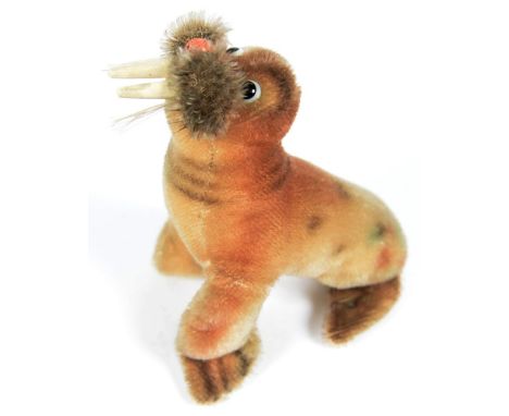 A STEIFF WALRUS SOFT TOY, 17CM H, METAL BUTTON