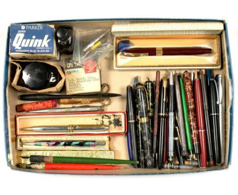 A COLLECTION OF VINTAGE AND MODERN FOUNTAIN PENS, TO INCLUDE CONWAY STEWART, PARKER, CONNELLY OLIVIERI LTD VULCANITE PENCIL A