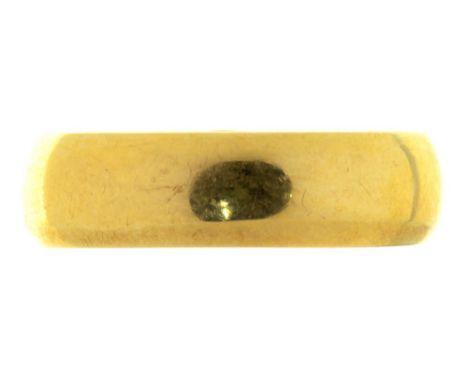 A BEVELLED GOLD WEDDING RING, 3G, SIZE J++LIGHT WEAR CONSISTENT WITH AGE, MARKS OBSCURED