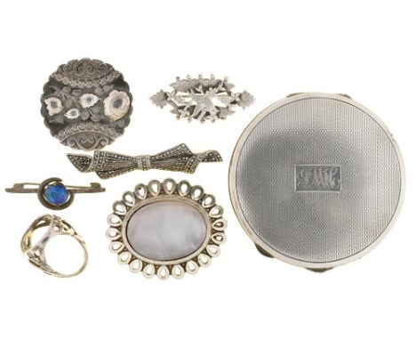 SEVEN ITEMS INCLUDING A VICTORIAN SILVER BIRD BROOCH, CHESTER 1898, AN ENGINE TURNED SILVER POWDER COMPACT, A MARCASITE BOW B