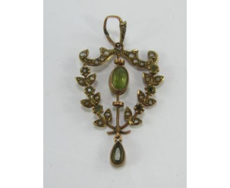 An Art Nouveau peridot and seed pearl pendant, of floral wreath form, in a yellow metal frame marked 9ct, 2.5g.