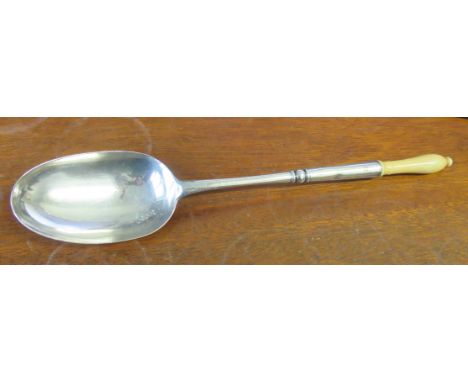 An early 18th century silver serving spoon, with rat tail to the bowl, the knopped handle terminating with a turned ivory fin