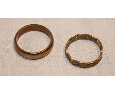 A 9ct gold wedding band and 9ct gold Celtic ring (6.1)