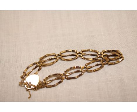 A 9ct gold gate link bracelet with 9ct gold padlock clasp (5.5g)