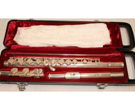 A good quality silver plated flute by Yamaha No.YFL211S in fitted case 