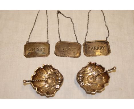 A pair of Edward VII silver scallop-shaped salts on ball feet together with  matching scallop spoons, Birmingham marks 1907, 