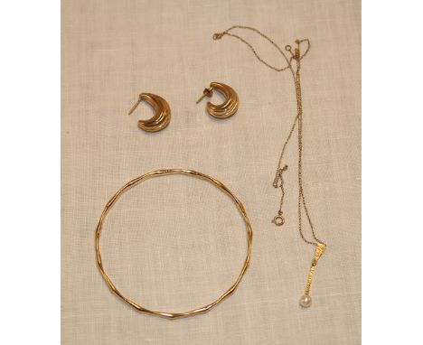 A 9ct gold pendant necklace mounted with a single pearl, 9ct gold circular bangle and a pair of 9ct gold curved earrings (3) 