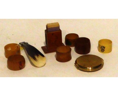 A LADY'S GILT METAL CIRCULAR POWER COMPACT, A HORN SHOE HORN, SIX VARIOUS NAPKIN RINGS AND A WOODEN MATCH BOX HOLDER 