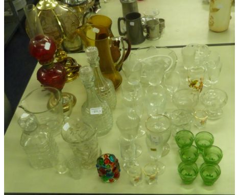 A QUANTITY OF GLASSWARES TO INCLUDE; AN OIL TABLE LAMP, DECANTERS, JUGS ETC...... 