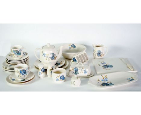 SYLVAC POTTERY DINNER AND TEA SERVICE AND AN 'K.P.M.' PART DINNER SERVICE 