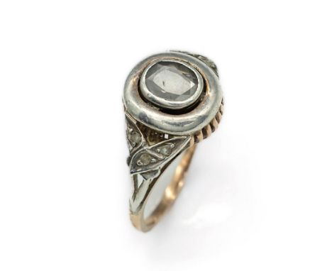 Ring mit Diamanten, RG 333/000 und Silber, um 1780,   mittig ovaler Diamant ca. 0.20 ct, Ringschultern mit Diamantrosen zus. 