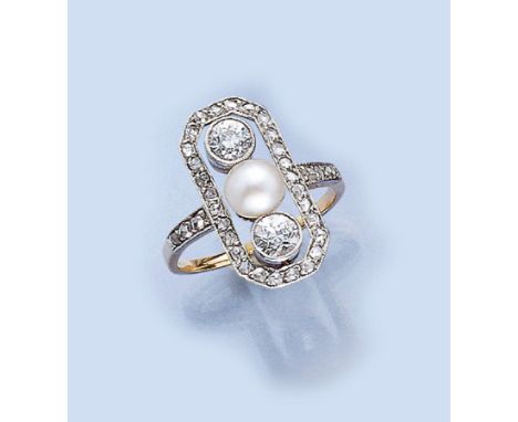 14 kt Gold Perl-Diamant-Ring,   Art-Deco um 1925/30, GG/WG 585/000, 2 in WG gefasste Altschliffdiam. zus. ca. 0.80 ct Weiß/p 