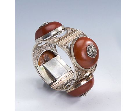 Armreif mit Filigranarbeit,   Silber gepr., wohl Orient/Balkan, 1930er Jahre, mit 4 großenbernsteinfarb. Bakelitcabochons mit
