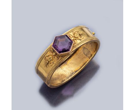 18 kt Gold Armreif mit Amethyst, wohl deutsch um 1840,   GG 750/000 gepr., 6-eckig facett. Amethyst, aufgelegte Blütenapplika