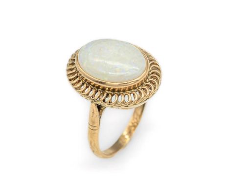 14 kt Gold Ring mit Opal,   1950er Jahre, RG 585/000, Opalcabochon erhaben gefasst ca. 12.7 x 10 mm, Ringkopf mit spiralartig