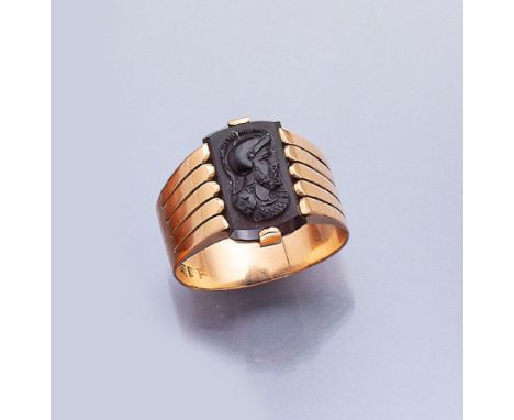 18 kt Gold Ring mit Karneolgravur, England um 1900,   Gravur in Form eines antiken Krieger,Schultern mehrfach gerillt, RW 60,