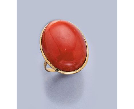 18 kt Gold Ring mit Korallen,   GG 750/000, Italien um 1900, großer ovaler Korallencabochon, zarte Ringschiene, RW 58, ca. 11