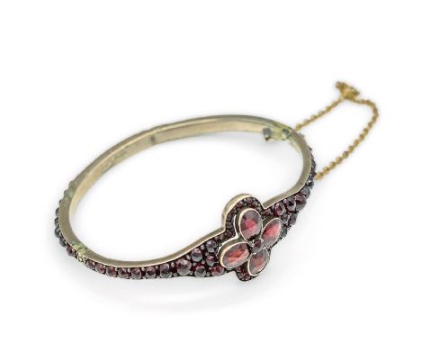 Armreif mit Granaten,   Böhmen um 1900-1910, runde und ovale facett. Granaten, 2 Steine fehlen, Klappscharnier, D. ca. 5.5 cm